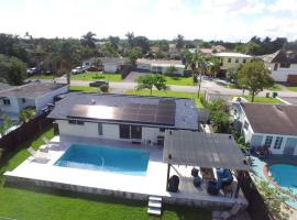 Modern pool home on the lake near Hardrock FLL airport, hôtel à Davie