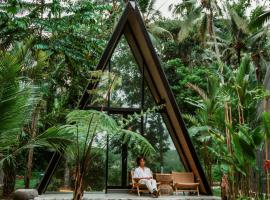 Delta Casa Ubud-Jungle Dreamy Villas with Volcano Views، فيلا في غيانيار