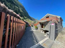 Cozy chalet with ocean view, hotel v mestu Seixal