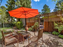 Captivating Continental Country Club Retreat with 4 BDR and Spacious deck!, casa rústica em Flagstaff