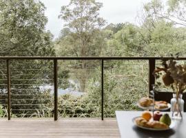 "On Burgum Pond" Cottages, hotel din Maleny