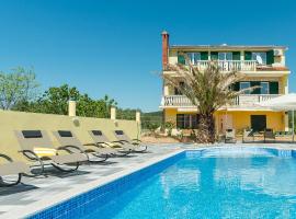 Crowonder Sun&Fun Holiday House with Large Swimming Pool, Playroom and Garden, hotel en Bibinje