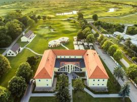 Klaudia's Hotel & Restaurant at Golf Resort, Bač Šamorín โรงแรมสำหรับครอบครัวในBáč