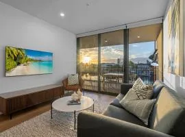 The Riverview - Brand New Modern 2BR with King Bed, Parking & Pool