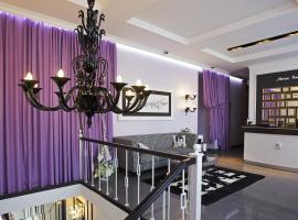 Mirax Boutique Hotel، فندق في خاركوف