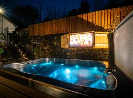 Stunning cottage Grade 2 listed with parking and Hot Tub, Hotel mit Whirlpools in Bowness-on-Windermere