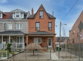 Cozy Home In Downtown Toronto!