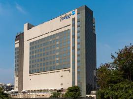 Radisson Blu Towers Kaushambi Delhi NCR，位于加济阿巴德的酒店