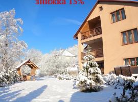 Купецький Двір, hotel con pileta en Mizhhirya