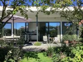 Cozy forest villa on the water near Harderwijk