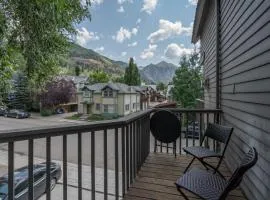 Tri-level condo, close to Coonskin Lift!