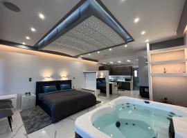 Seafront Luxury Suite with Jacuzzi & Sauna, hotel u gradu 'Monemvasia'