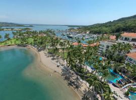 Grand Isla Navidad Golf & Spa Resort with Marina, rizort u gradu Bara de Navidad