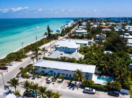 Blissful Bay at Bayside Bungalow, hótel í Anna Maria