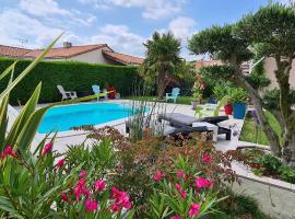 Chambre le Pavachon entrée indépendante piscine familiale chauffée, 4 min du Puy du Fou, hotel em Les Épesses