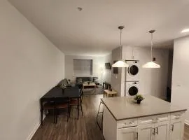 Modern 2 bed apt, mins to NYC!