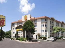 Super 8 by Wyndham Austin North/University Area, hotel in Austin