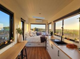 Coastal Sunset Tiny Home - Port Fairy Tiny Homes, hotel u gradu Killarney