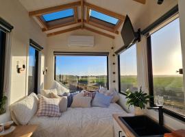 Coastal Haven Tiny Home - Port Fairy Tiny Homes, hotel u gradu Killarney