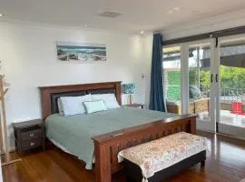 Zen Escape Guest House- Romantic Escape, Cozy Delight, Oasis Suite