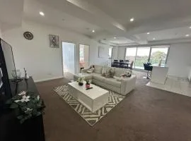 KozyGuru / Blacktown / 3 Bedroom APT / NBL005