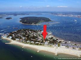 Spacious Sandbanks Apartment near Beach and Bars with Free Parking, hótel í Poole