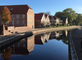 Schöne Altbauwohnung direkt an der Kesselschleuse!, hotel in Emden