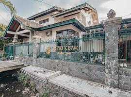 Griyo Kiswo Vacation Home, hotel a Lawean