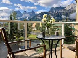 Parkland301 Sunlit 2,000 ft² Penthouse with Mtn View, hotel s bazenima u gradu 'Canmore'