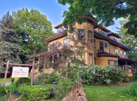 Ruby Manor Bed & Breakfast, budjettihotelli kohteessa Gananoque