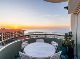 Sunsets Paradise 2BR with Parking by Beachfront Stay