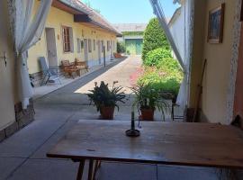 Bauernhaus mit großem Innenhof und Garten、Seefeld-Kadolzのアパートメント