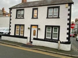 Family Cottage in Llandudno with Parking, hotel di Llandudno