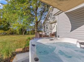 The Luxe/Hot Tub/Putt Putt/10 Miles Shaker Village, hotel em Harrodsburg