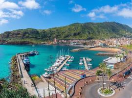 Machico center w/ terrace 5 min beach, hotel di Machico