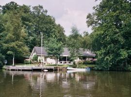 Comfortabele woning aan het water, hottub & kachel, hotel u gradu Zaudlaren