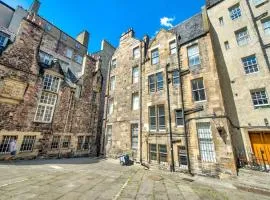 Modern flat with Nice Views by the Royal Mile