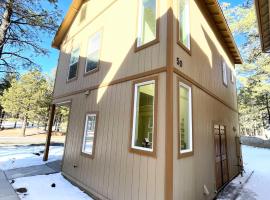 Cozy home in woods of Flagstaff, hotel in Flagstaff