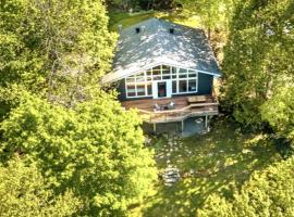 Waterfront Haliburton, All Season, Fully Equipped Cottage!, hotel Haliburtonban