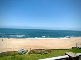 Beachfront 3 bedroom house, hotel di Hentiesbaai