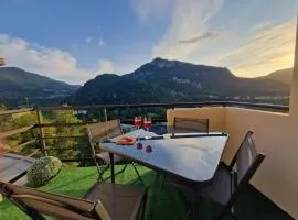 Appartement lumineux avec vue sur les montagnes.