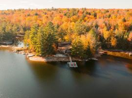 Waterfront private cottage on Koshlong Lake, hotel Haliburtonban