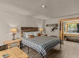 Stonegate Lodge King Bed, 2mi to Historic DTWN Salt Water Pool Room #206