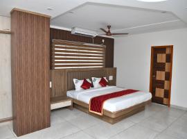 Hotel Rays Inn Boarding & Lodging, hotel u gradu Dharmastala