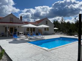 Villa VitvikenA in Gotland Pool – hotel w mieście Slite