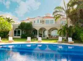 Luxury Beachfront Villa Bianca Full Gym Direct Access to the Beach