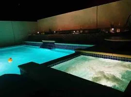 Amazing heated pool and private Hot tub 3br in heart of LV