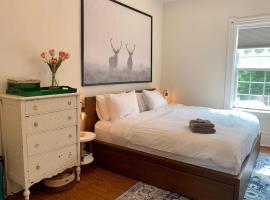 Pet-Friendly Space #3 at Doggy Digs, King Bed and Office, goedkoop hotel in Halifax