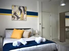 Lux 2-Bed Apt Central Location Balcony & Parking