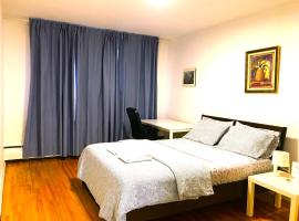 Big Private Room MidMontreal next to station metro - Parking free: Montreal şehrinde bir otel